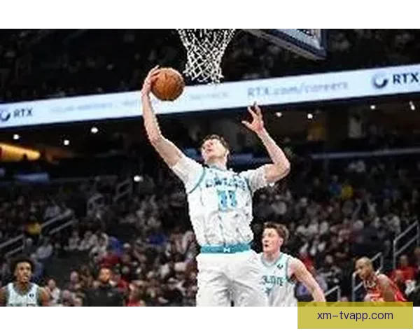 古德温倒地拼抢遭卡尔克布伦纳压伤 伤后返回更衣室接受治疗